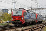 Doppeltraktion, mit den Siemens Vectron 193 462-9 und 193 466-0, durchfährt den Bahnhof Pratteln.