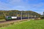 193 215 mit einem leeren Autozug am 06.10.2018 bei Wernstein am Inn. 