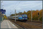 Mit dem EC 177 fährt 193 293 durch den Bahnhof Falkensee (20.10.2018)