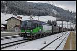 Die nagelneue 193 736 zieht gemeinsam mit 182 574 einen Güterzug durch den Bahnhof Spital am Semmering.