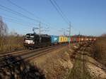 Die X4E-855 mit einem Containerzug am 15.02.2019 unterwegs bei Taufkirchen a.