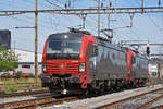 Doppeltraktion, mit den Siemens Vectron 193 464-5 und 193 468-6, durchfährt den Bahnhof Pratteln.