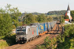 Am 20.09.2019 ist 193 817 der Railpool mit einem Taschenwagenzug bei Hausbach nahe Vilshofen in Richtung Plattling unterwegs.