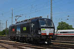 Eingemietete Siemens Vectron der BLS 193 716-8 wird in der Abstellanlage beim badischen Bahnhof abgestellt.