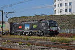 Eingemietete Siemens Vectron 193 713-5 der BLS durchfährt den Bahnhof Pratteln.