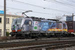 Siemens Vectron 193 282-1 durchfährt den Bahnhof Pratteln.