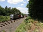 193 804 ist am 22.07.14 mit einem Containerzug in Jössnitz zu sehen.