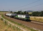 Die 193 211 mit einem Kesselzug am 14.08.2015 unterwegs bei Haiding.