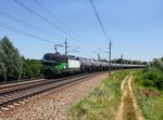 Die 193 250 mit einem Kesselzug am 10.07.2016 unterwegs bei Taufkirchen a.