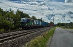 193 223 von ELL ist in Fahrtrichtung Norden mit einen Containerzug bei Thüngersheim am 09.08.16 unterwegs.