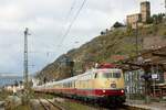 E03 001 DB mit AKE-Rheingold in Kaub am Rhein, am 25.11.2023.