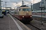 Ausfahrt am 06.11.2015 von 103 113-7 mit dem IC 2316 (Stuttgart Hbf - Mainz Hbf) aus dem Hauptbahnhof von der Landeshauptstadt Baden-Württembergs in Richutng Mannheim.