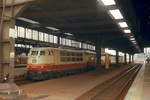 Um 1978 kommt 103 157-4 mit einem IC in der alten Halle des Düsseldorfer Hauptbahnhofes an.