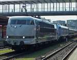 Lok 103 222-6 von railadventure durchfährt mit einem Lok Zug den Bahnhof von Ulm.