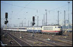 103133 fährt hier am 14.9.1991 um 10.42 Uhr mit dem Eurocity aus Paris in Frankfurt am Main ein. Der Zug besteht bis auf den DB Packwagen aus französischem Wagenmaterial.
