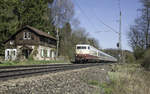 Das Wetter super, ein interessanter Zug und da ging es am 30.03.2017 mal schnell an die Strecke.
103 113 hatte den IC 2518 nach Münster am Haken, dafür musste ich doch mal die Kamera zücken.
Da alle bekannten Fotostellen schon mit Fotografen regelrecht überfüllt waren, wählte ich eine eher unbekannte Stelle.
Das sollte sich auch als richtig erweisen, was ich dort dann auch alleine.
Hier, der oben erwähnte Zug, zwischen Reichenbach/Fils und Ebersbach/Fils in Szene gesetzt.