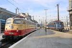 Gleich 3 Bundesbahnklassiker ließen sich in Köln am  Kantinen-Gleis  blicken. E10 1309 von AKE Eisenbahntouristik, 110 469 mit dem NX-Ersatzzug auf dem Weg nach Wuppertal sowie die ebenfalls abgestellte 103 222 der Railadventure.