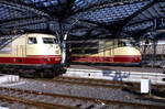 2 x E03 (BR 103161, die zweite kann ich nicht mehr identifizieren) am 01.08.1990 bereit zur Abfahrt im Kölner Hauptbahnhof.