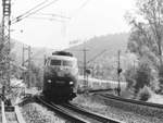 An der Brücke über die Wilhelm-Blos-Straße in Eberbach kommt 103 220 mit einem Touristikzug gen Heidelberg vor die Linse von Rudof Pavel am 5.6.1997