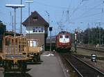 Am 23.5.1992 fährt 103 244 in Offenburg ein. Zwergformsignale und Postkarren waren damals noch etwas alltägliches.