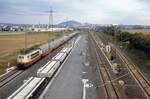 Noch ist die Neubaustrecke erst im Werden. 103 223 mit IC südwärts im Mai 1988 südlich Fulda.