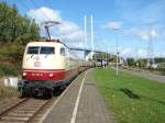 103 184 durchfhrt mit ihrem Sonderzug den Bahnhof Stralsund-Rgendamm.