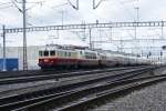 Der Sonderzug von TEE-Classics mit der Re 4/4 I 10034 und der 103 184-8 fhrt am 18.4.09 in Zrich Altstetten ein.