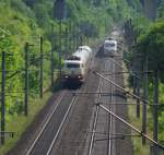 Treffen der Generationen auf der SFS zwischen Gttingen und Kassel Wilhelmshhe: 103 235-8 mit TEE aus Heidelberg und ICE nach Zrich. 01.06.2009.