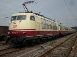 Das ist der Vorteil wenn man in der Nhe vom Bahnhof wohnt.Am 15.August 2009 war ich berrascht als 103 184 mit den TEE Rheingold nach Bergen/Rgen kam und Alles stimmte: saubre Lok und schnes Wetter.Der Zug kam von Hannover nach Binz.