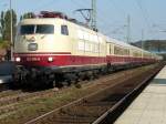 Nach einer Woche an der Ostseekste durchfuhr wieder 103 235 mit dem TEE-Rheingold am 27.September 2009 bei schnsten Herbstwetter den Bahnhof Bergen/Rgen.