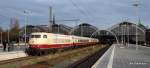 Panoramablick auf den Lbecker Hbf mit der schnen alten 103 184-4, die sich whrend des Aufnahmezeitpunktes ein wenig in der schnen Herbstsonne sonnte und gleich mit ihrem Zug fr den Rest des Tages