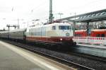 103 235 - 8 am 27.11.2009 vor einem Sonderzug von Mannheim nach Wolfsburg bei der Durchfahrt im Bahnhof Gieen.