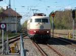 Der Fahrdienstleiter von Binz hat am 02.Mai 2010 der 103 235 Ra12 gegeben.