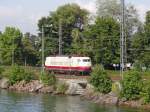 103 184 auf dem Bodenseedamm kurz vor der Einfahrt in den Hauptbahnhof Lindau, um den Sonderzug, der von einer ER 20 gebracht wurde abzuholen (20.08.2010).