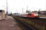103 214-3 mit IR 2315 Emden-Koblenz auf Oberhausen Hauptbahnhof am 14-08-1999.