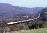 103 180 rollt bei Hain im Spessart die Rampe nach Laufach hinunter, 17.04.1987.