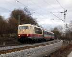 Wenn sie kommt, geht meist Tage im Voraus die Sonne. Die Rede ist von der letzten im Plandienst stehenden 103 der DB, 103 245-7, die seit dem letzten Fahrplanwechsel planmig den aus BB-Wagen gebildeten IC 118 zwischen Ulm und Stuttgart bespannt. Am 30.12.2011 versuchte ich trotz des widrigen Wetters erneut, den  eleganten Renner  aufzunehmen. Das Bild entstand zwischen Plochingen und Reichenbach.