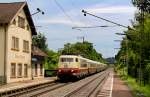 Schon wieder ein Rheingold! Hier der TEE 8 bei Freiburg St. Georgen. Dieser war am 24 Juni 2012 auf dem Weg in Richtung Sden, an der KBS 703. 
(Hinwei: ein hssliches Graffiti an der Hauswand wurde berstrichen) 