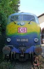 Frontalansicht der 103 220-0 in ihrer Touristik-Lackierung, ausgestellt im Eisenbahn-Museum Neustadt a.d.Weinstrae.