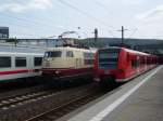 Ein ET 425 der S-Bahn Rhein-Neckar begegnet in Heidelberg Hbf 103 184-8 am 02.06.11