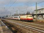 Die 103 222 mit einem Sonder IC nach Innsbruck am 01.12.2012 bei der Durchfahrt am Heimeranplatz (Mnchen).