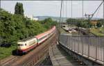 Gegensätzliche Bögen -     Zug und Fußgängersteg driften hier am Stuttgarter Nordbahnhof in gegensätzliche Richtungen auseinander.