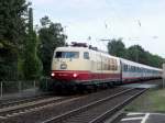 103 235 zieht den IC 118 am Abend des 21.09.2013 auf der KBS 470 durch den Bahnhof Bonn Mehlem.