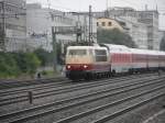 CNL 483 von Kopenhagen nach München Hbf, am 24.07.10 fährt 103 245 mit zweieinhalb Stunden Verspätung am S-Bahnhof Laim vorbei.