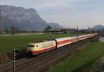 Am Morgen des 22.3.2014 durchfährt die 103 245-7 mit dem CNL 40451/1319 Paris/Amsterdam-Innsbruck das Tiroler Unterland bei Kirchbichl.