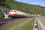 Bei Besuchen am Rhein als Bahnfotograf zum Pflichtprogramm gehörend: 103 235-8 mit IC 119 gen Süden. Aufgenommen am 03.10.2013 in Hirzenach.