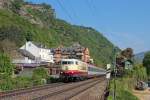 Am 23.4.2014 war es die 103 235, die den IC 119 nach Stuttgart vorbei an Bacharach beförderte. Die Schwester 103 113 wartete zu dem Zeitpunkt noch auf einen neuen Fahrmotor