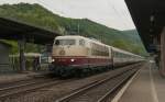 DB Fern 103 235-8 ist mit IC 119 unterwegs von Münster nach Innsbruck, hier bei Einfahrt von Bingen HBF am 26-5-2014.