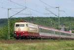 103 113-7 bringt den IC118 von Stuttgart nach Münster, hier befindet sie sich gerade zwischen Mainz und Bingen. Mai 2014. 