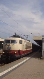 103 235 wartet in Mannheim auf die Abfahrt mit ihrem IC 118. August 2014. 